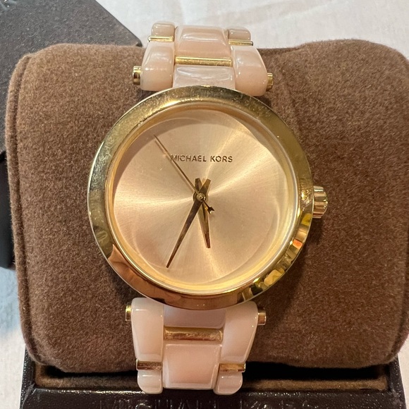 Michael Kors rose gold pale pink watch - Picture 2 of 11
